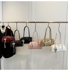 Série de sacs Boston minimalistes en cuir brillant en six couleurs avec nœud en métal