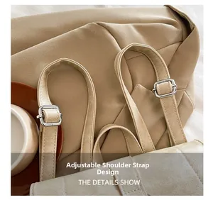 Détail de la sangle réglable en cuir avec boucle en métal argenté sur un sac beige