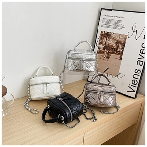 Détail de quatre sacs matelassés élégants en noir, blanc, argent et marron métallique