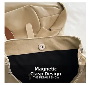 Gros plan sur le fermoir magnétique et la doublure du sac à dos en cuir beige