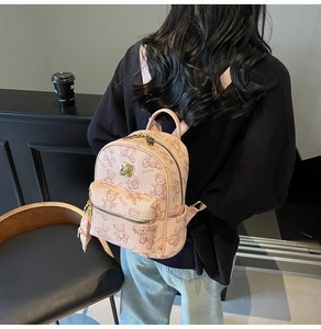 Detailweergave van mini roze rugzak met berenprint op model gemaakt van PU-leer textuur
