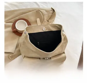 Vue intérieure montrant le compartiment principal spacieux et les poches du sac à dos beige