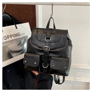 Détail du sac à dos vintage en cuir PU noir avec anneaux argentés et boucle