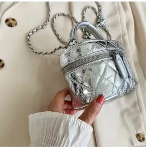 Détail du mini sac seau matelassé argenté avec bandoulière chaîne et fini métallisé