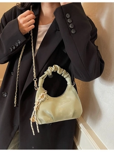 Women Pleated Cloud Crossbody Bag PU Leather Scrunchie Handle Tote Bag With Metal Chain Decorative Charms Casual Shoulder Bag