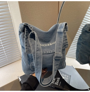 Dettaglio della borsa a tracolla in denim con tracolla larga e logo SHION & BAGS