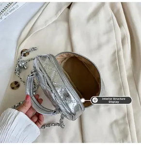 Vue détaillée de l'intérieur du sac rond matelassé argenté avec doublure en tissu