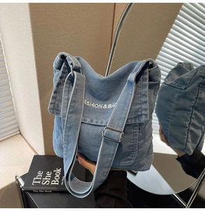 Dettaglio della tracolla in denim regolabile e fibbia metallica della borsa vintage