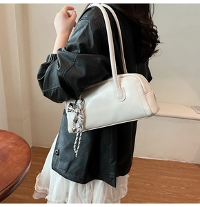 Sac baguette Boston blanc minimaliste avec pendentif cœur et détail de nœud