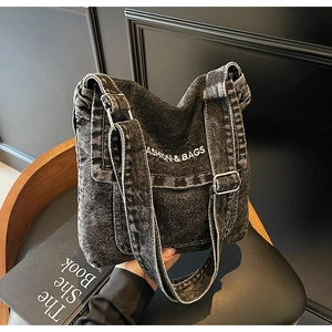 Dettaglio borsa a tracolla in denim nero lavato vintage con fibbia in metallo argento