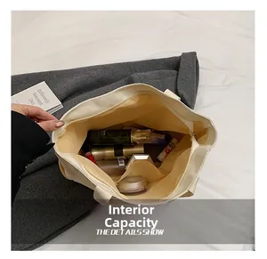 Detailansicht des geräumigen Innenfachs mit praktischer Tasche in der Canvas-Tragetasche