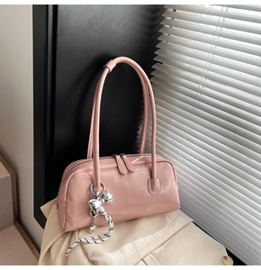 Détails du sac Boston en cuir rose avec pendentif nœud argenté et double fermeture