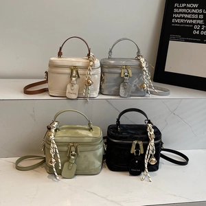 Détail de sacs boîtes vintage en beige, gris, olive et noir avec fermetures en métal