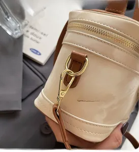 Détails macro d'un sac à main en cuir verni brillant avec des crochets dorés