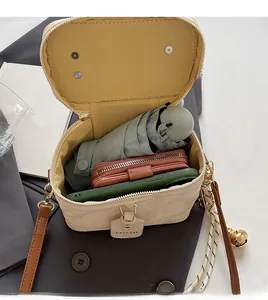 Vue de dessus du sac crème montrant la grande capacité pour parapluie et téléphone