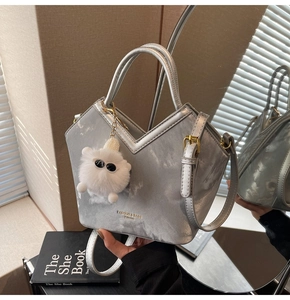 Sac seau argenté à texture marbrée avec breloque peluche et bandoulière réglable