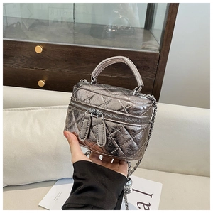 Détail du mini sac matelassé argenté avec finition métallique et bandoulière chaîne