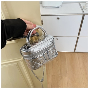 Vue détaillée du mini sac boîte argenté matelassé avec finition métallique et chaîne