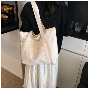 Detailansicht der cremeweißen Canvas-Tragetasche mit großem Fassungsvermögen und Taschen