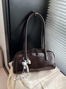 Sac à Épaule Boston Vintage pour Femmes en Cuir PU Brillant avec Surpiqûres Contrastées Sac Sous le Bras avec Pendentif Nœud et Cœur