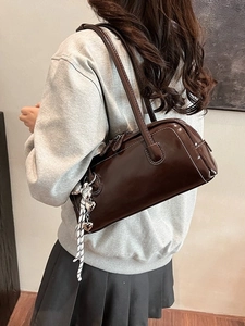 Sac à bandoulière Boston rétro en cuir marron brillant avec surpiqûres blanches