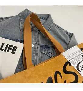 Détail des poignées tissées robustes et du tissu texturé unique du sac cabas jaune