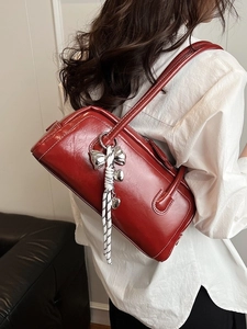 Sac à bandoulière Boston bordeaux vintage avec breloque nœud argenté et ruban
