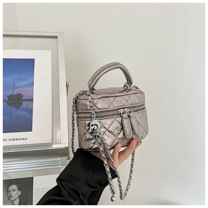 Détail du mini sac vanité argenté métallisé avec matelassage et bandoulière chaîne