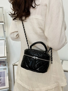 Mini sac seau matelassé noir avec bandoulière chaîne élégante pour femme chic
