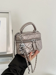 Mini sac seau matelassé argent métallisé avec bandoulière chaîne et poignée haut
