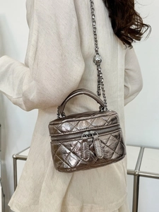 Sac seau matelassé métallisé avec bandoulière chaîne et bille de réglage dorée