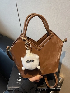 Sac Seau en Cuir PU à la Mode pour Femmes Sac à Main Unique avec Ouverture en V et Pendentif en Peluche Sac à Bandoulière Versatile