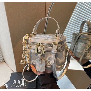 Détail du sac boîte marbre argent avec foulard en soie et bandoulière sur surface réfléchie