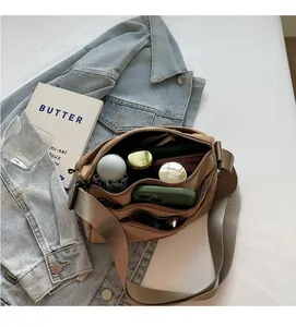 Vue détaillée de l'intérieur d'un sac bandoulière en nylon avec sa grande capacité