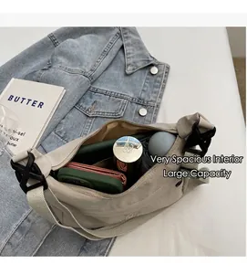 Interno spazioso della borsa a tracolla beige in nylon con vari articoli per uso quotidiano