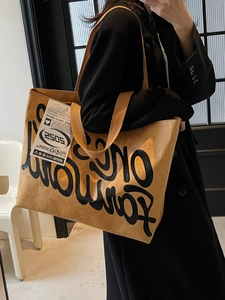 Grand sac cabas jaune moutarde avec graffitis et texture froissée pour un look tendance