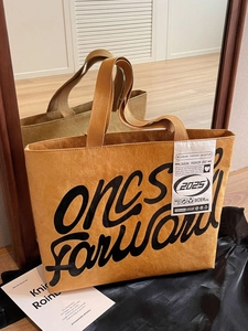 Grand sac cabas marron clair avec lettrage noir ONCS FORWARD et poignées en ruban