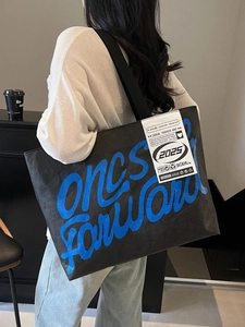 Grand sac cabas noir avec imprimé graffiti bleu et large bandoulière mode
