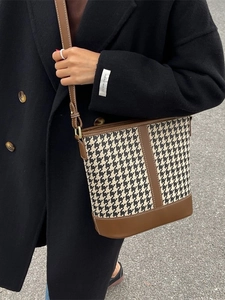 Sac seau vintage à motif pied-de-poule avec bordure en cuir marron style urbain