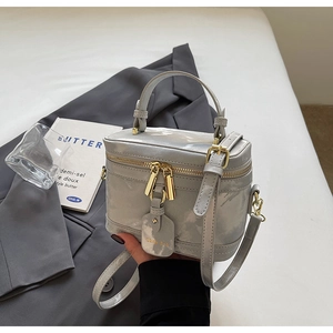 Détail du sac boîte gris marbré avec zips dorés et bandoulière amovible élégante