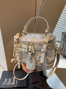 Sac boîte en satin gris argenté avec détails dorés et breloques vintage à la main