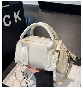 Détail du mini sac Boston blanc crème avec ferrures dorées rétro et texture en cuir PU fin