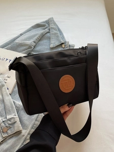 Sac bandoulière polyvalent en nylon noir avec zips et large sangle confortable