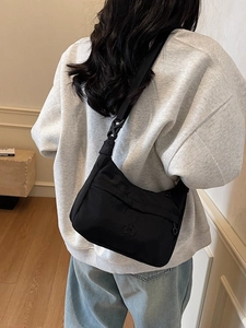 Borsa a tracolla nera a mezzaluna minimalista con ampia tracolla regolabile e ricamo