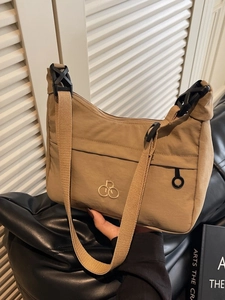 Borsa a tracolla kaki in nylon a forma di mezzaluna con ampia capacità e tracolla