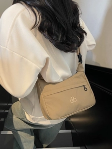 Borsa a tracolla a mezzaluna in nylon kaki con tasca frontale e cinturino regolabile