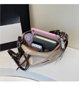 Innenansicht der beigen Ölwachs-Leder-Eimertasche mit Regenschirm und Tablet-Stauraum