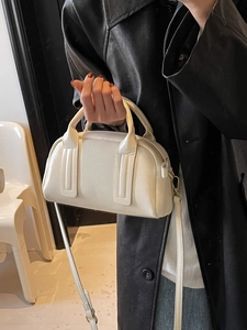Sac à main Boston blanc crème élégant avec motif litchi sur une veste en cuir noir