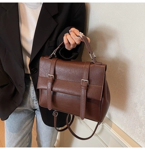 Dettaglio della borsa in pelle retrò marrone scuro con fibbie in argento e tracolla
