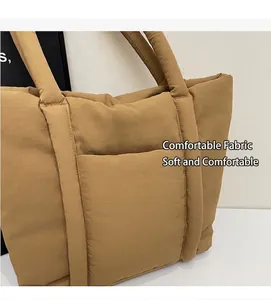 Détail du sac cabas matelassé kaki avec poche avant spacieuse et bandoulières rembourrées